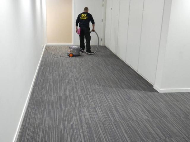 Nettoyage des locaux , sol et moquette de la RTBF Belgique - Partenariat Fcs & RTBF